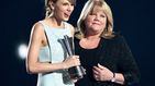 El emotivo abrazo entre Taylor Swift y su madre enferma de cáncer en los ACM Awards 2015