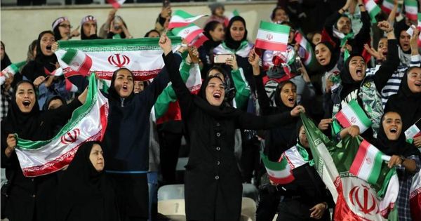 Foto: Mujeres iraníes celebrando un gol de su selección. (EFE)