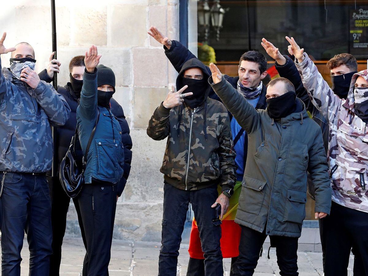 Foto: Varios asistentes al acto del líder de Vox, Santiago Abascal, en Barcelona, realizan saludos fascistas. (EFE)