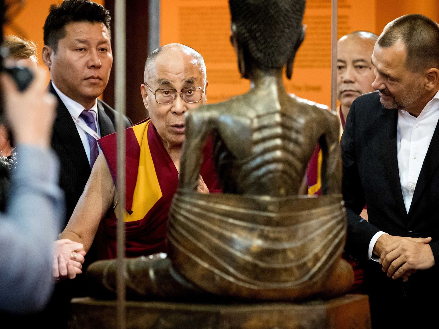 El líder espiritual tibetano visita una exposición en Amsterdam. (EFE)