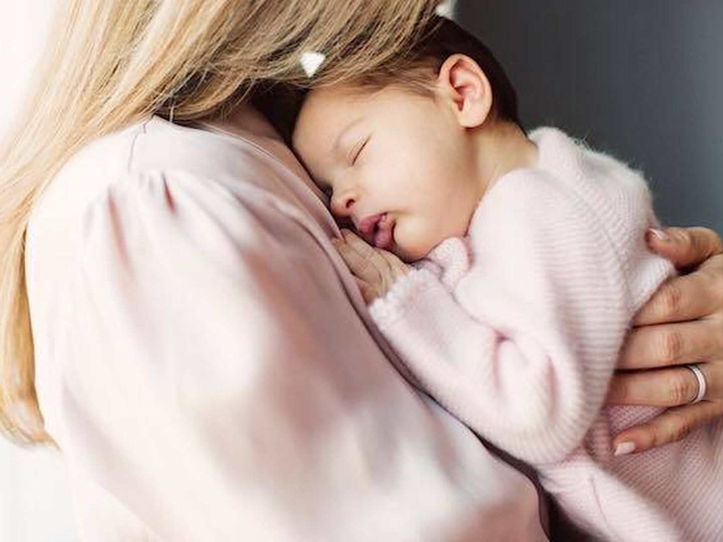  Adrienne de Suecia, dormida en brazos de su madre. (Erika Gerdemark)