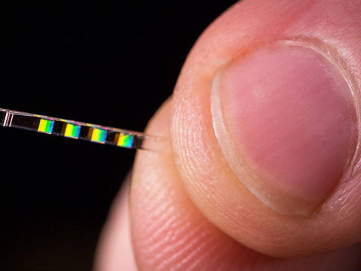 Foto: El acelerador de partículas mide la mitad del grosor de un cabello humano para caber en un chip integrado (Foto: Stanford University)