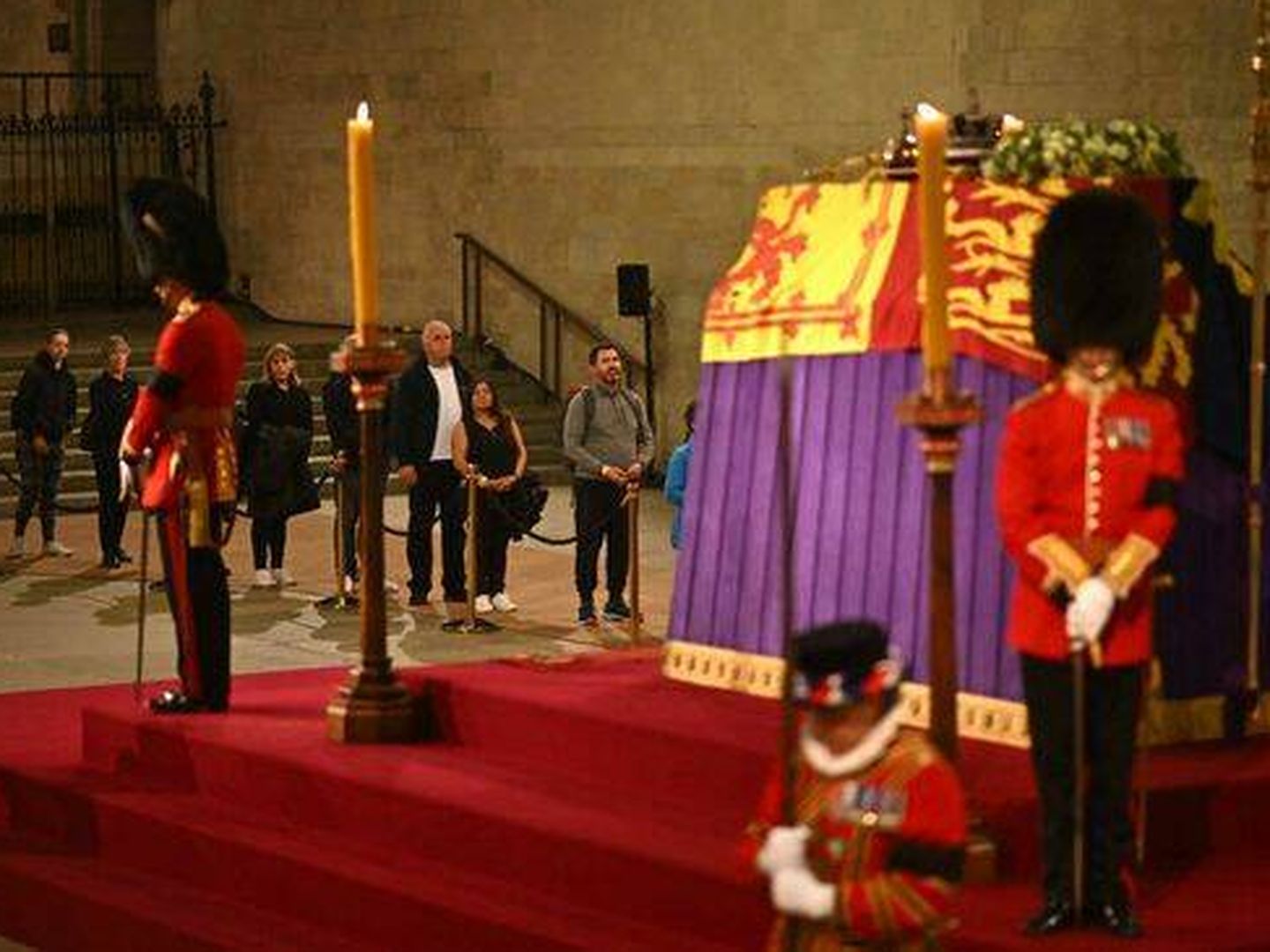 El féretro de Isabel II en el palacio de Westminster de Londres. (Getty/Ben Stattall)