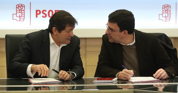 Foto: El presidente de la comisión gestora del PSOE, Javier Fernández, y el portavoz, Mario Jiménez. (EFE)