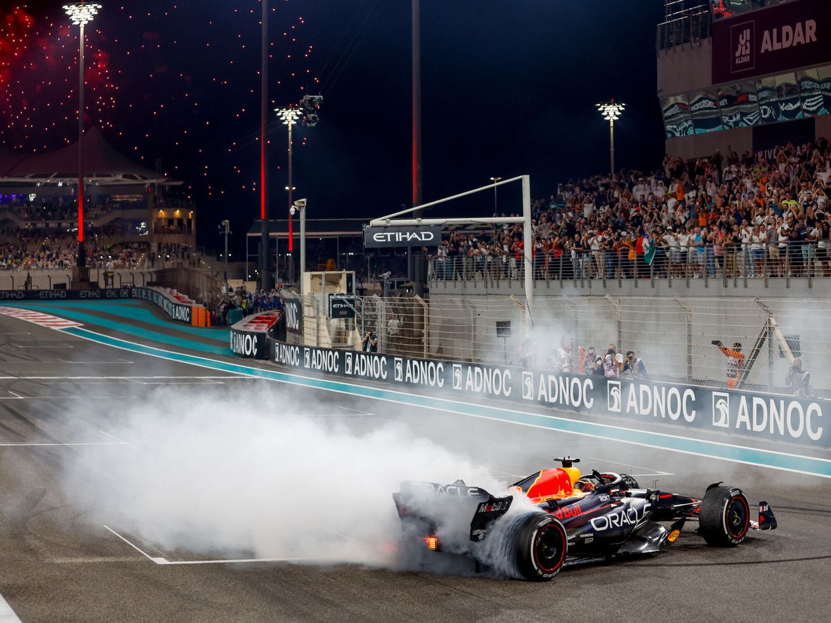 Foto: Max Verstappen realiza 'donuts' celebrando su título en el Mundial de Fórmula 1 de 2023. (Europa Press)