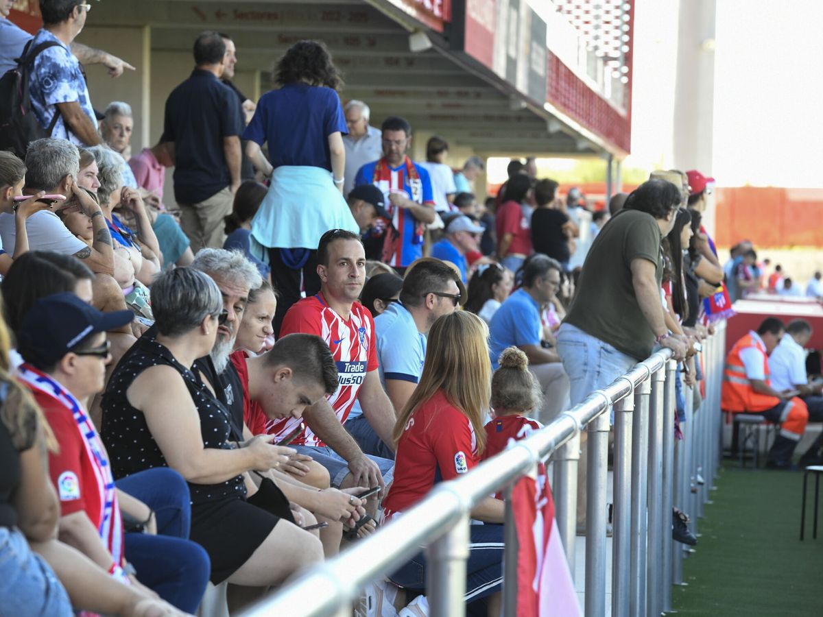 Foto: Aficionados presentes para el partido entre Atlético de Madrid y Real Sociedad. (EFE/Víctor Lerena)