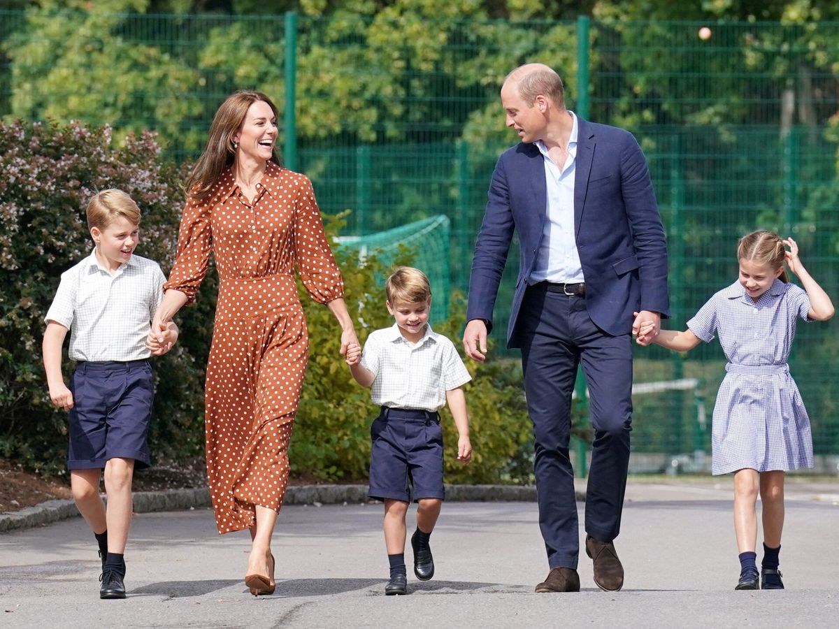 Foto: Los príncipes de Gales con sus tres hijos en la Lambrook School. (Efe)