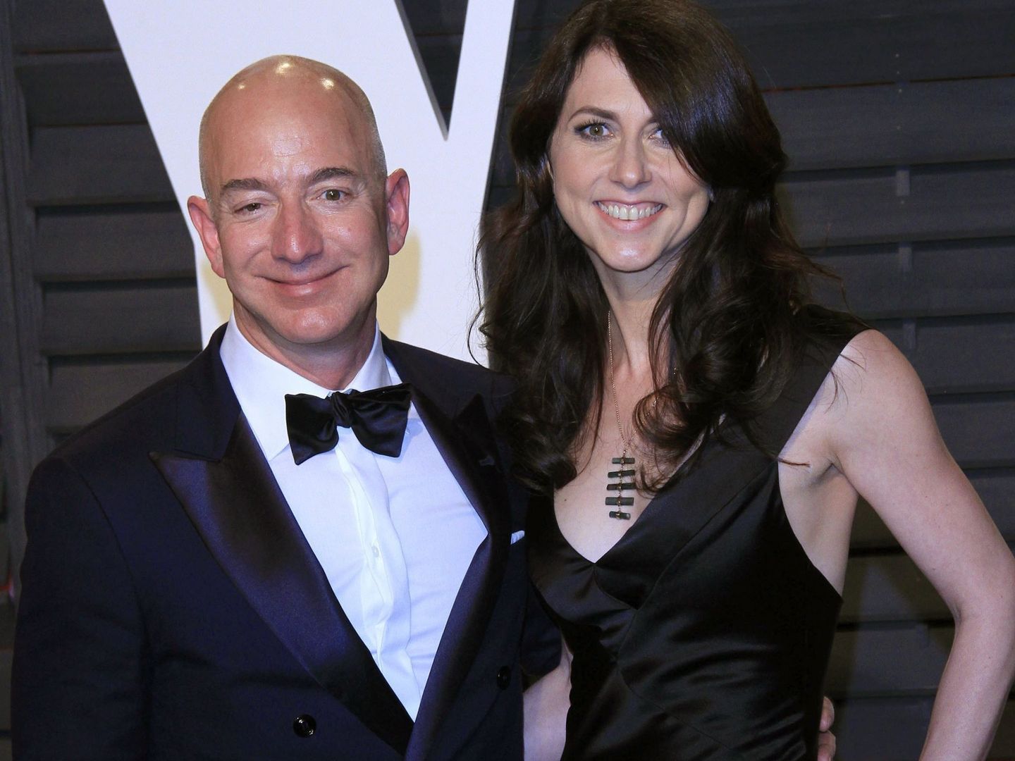 MacKenzie Bezos junto a su marido. (EFE)