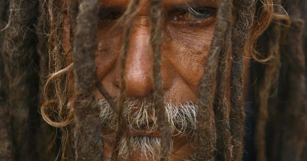 Foto: El hombre asegura que no se corta el pelo desde hace 40 años por voluntad divina (Reuters/Navesh Chitrakar)