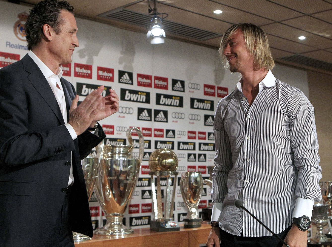 'Guti', en compañía de Jorge Valdano, el día que anunció su despedida del fútbol (Efe, 2010).