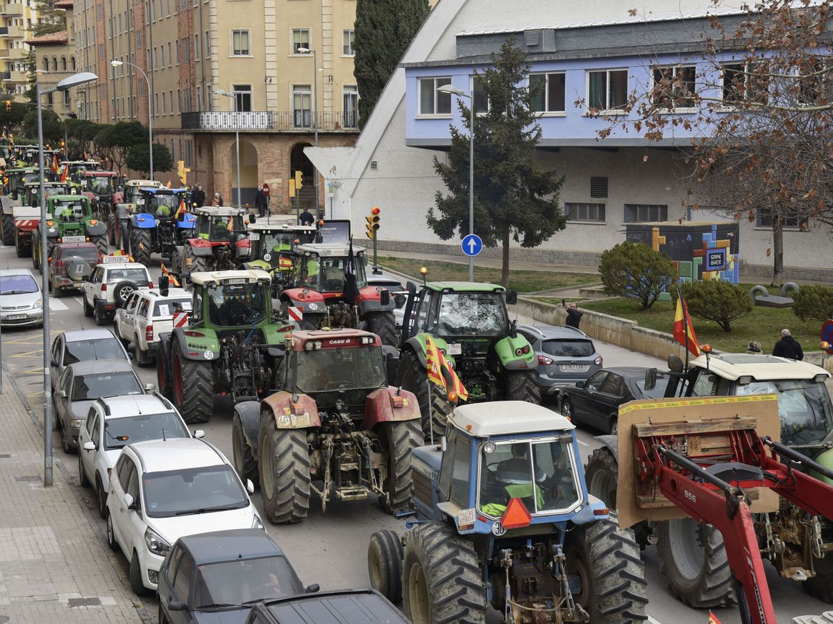 Foto: Vista de la manifestación de los agricultores en Huesca. (EFE/Javier Blasco)