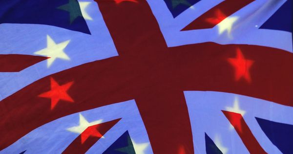 Foto: La bandera de Reino Unido contra la bandera europea. (Reuters)