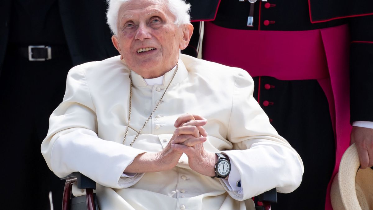 El expapa Benedicto XVI, "extremadamente frágil" de salud, según su biógrafo