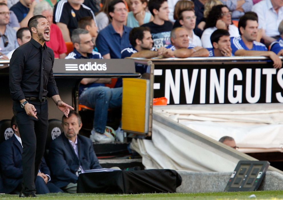 Foto: Simeone se desgañita dando instrucciones a sus jugadores durante el partido ante el Valencia. 