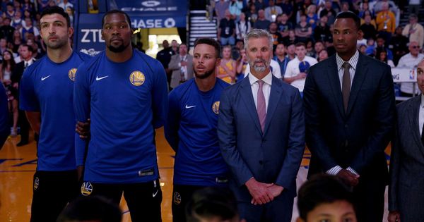 Foto: Los Warriors escucharon de pie el himno antes de su primer partido de pretemporada. (USA TODAY Sports)