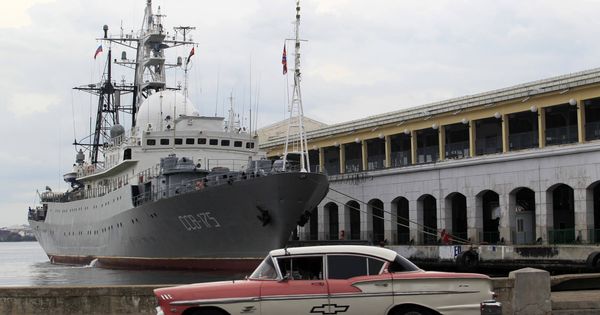 Foto: El barco espía ruso Viktor Leonov SSV-175 atracado en el puerto de La Habana, en enero de 2015. (Reuters)