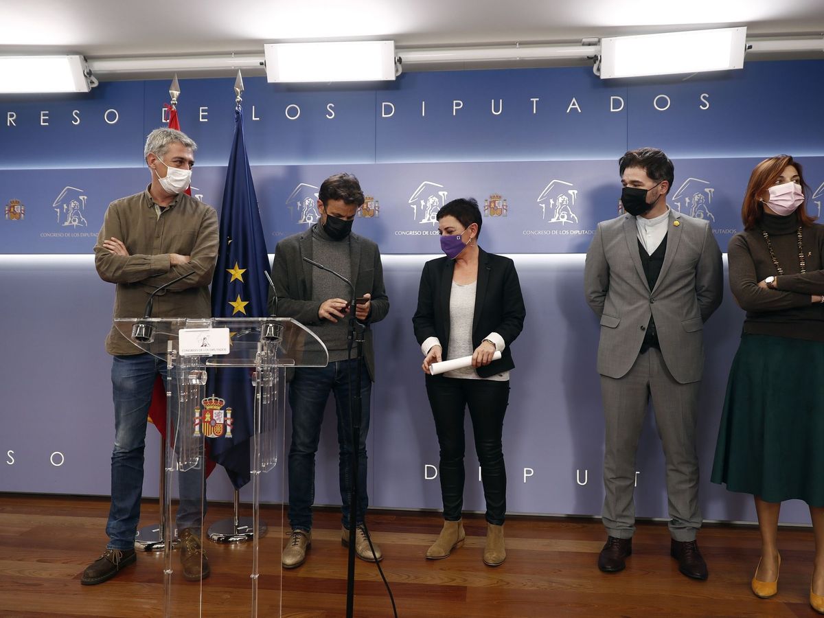Foto: Los portavoces de Unidas Podemos, ERC y EH Bildu tras la presentación de la enmienda conjunta a los Presupuestos para la paralización de los antidesahucios. (EFE)