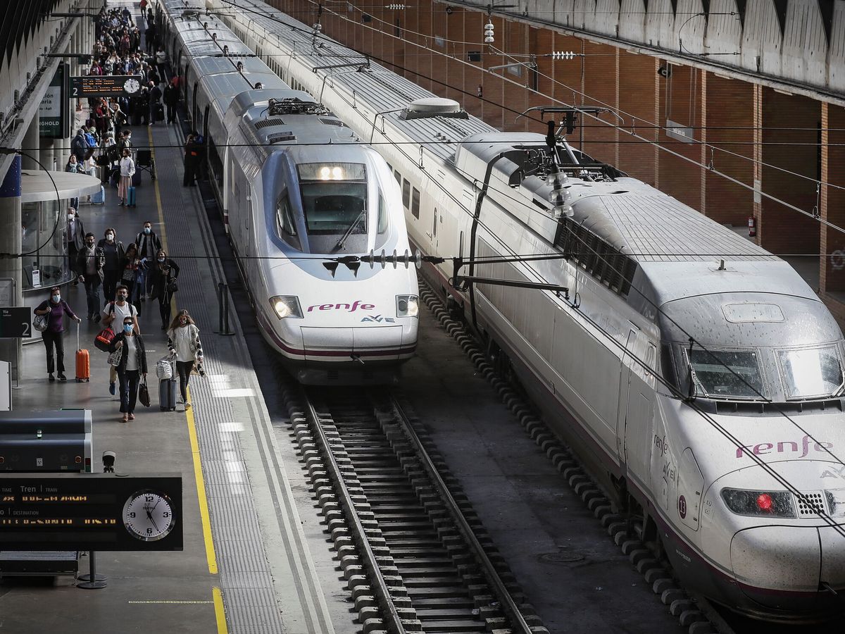 Foto: Trenes AVE de Renfe. (EFE José Manuel Vidal)