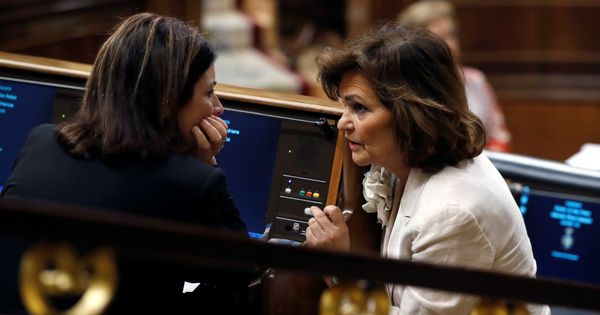 Foto: Carmen Calvo conversa con la portavoz socialista, Adriana Lastra, este 23 de julio en el pleno del Congreso. (EFE)