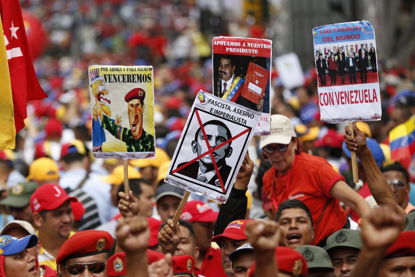 Foto: Simpatizantes del presidente Nicolás Maduro sostienen pancartas contra Barack Obama en Caracas (Reuters).
