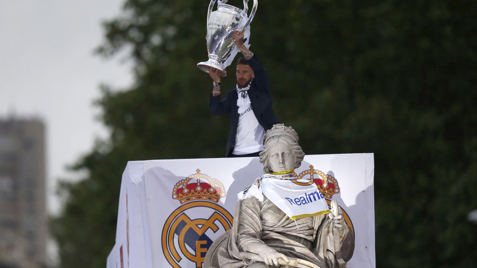 Foto: El capitán del Real Madrid, Sergio Ramos, con la Copa de Europa en Cibeles. (EFE)