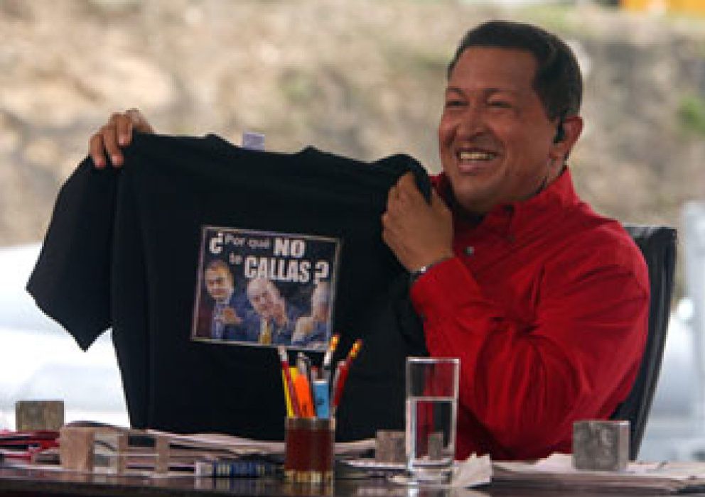 Foto: Chávez muestra camiseta que le regaló el Rey con el "¿por qué no te callas?"