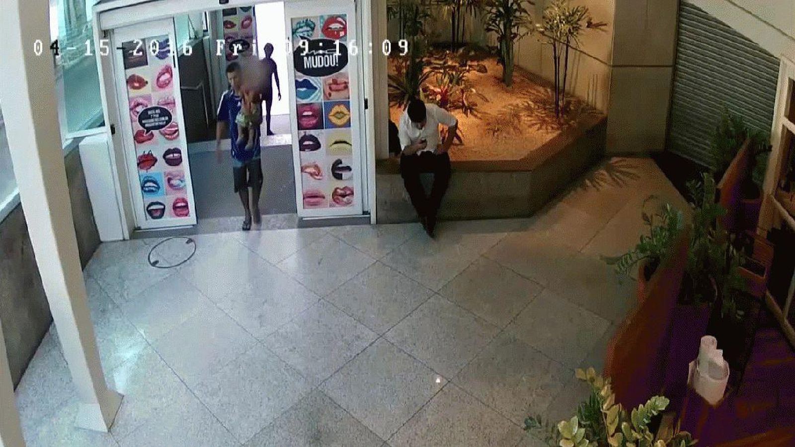 Foto: Un padre abandona a su hijo en un centro comercial de Río de Janeiro