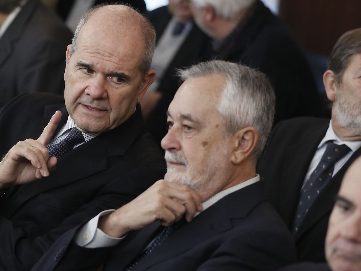 Foto: José Antonio Griñán y Manuel Chaves conversan durante el juicio de los ERE. (EFE/José Manuel Vidal)