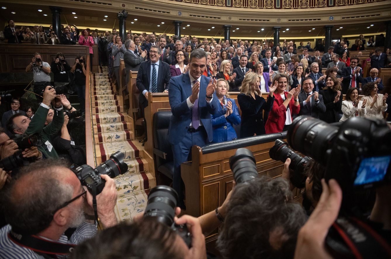 El recién nombrado presidente del Gobierno, Pedro Sánchez, es aplaudido tras finalizar la segunda sesión del debate de investidura. (Europa Press/Eduardo Parra)