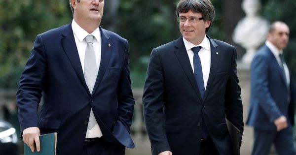 Foto: El presidente de la Generalitat, Carles Puigdemont, junto al conseller de Interior, Joquim Forn. (EFE)