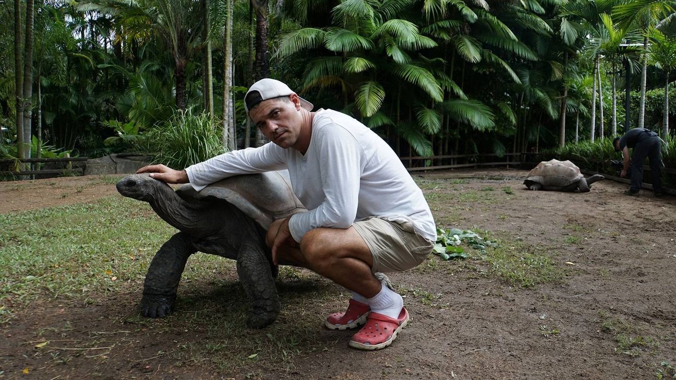 Foto: Frank Cuesta con una tortuga australiana, en la séptima temporada de 'Wild Frank' (Discovery)