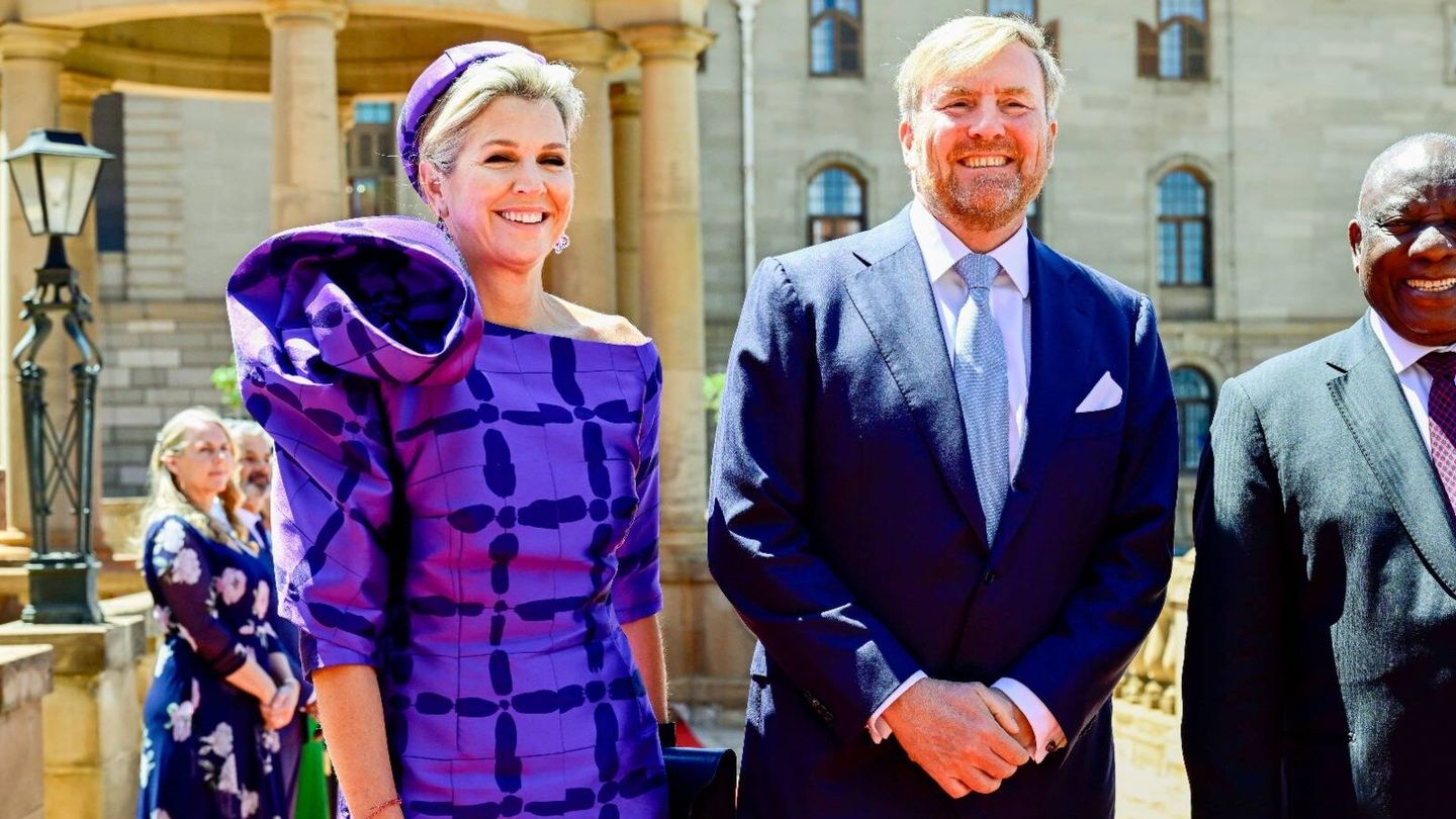 Los reyes de Holanda en su recibimiento oficial en Sudáfrica. (CP)