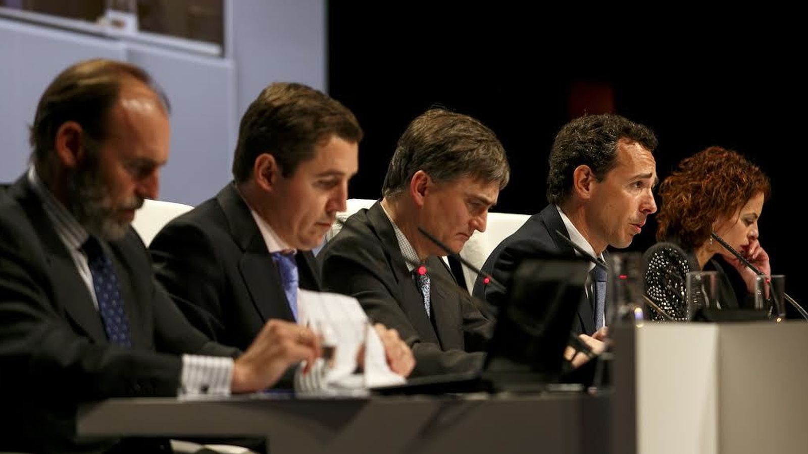 Foto: Beltrán Parages y Fernando Bernad (en primer plano), junto a Francisco García Paramés en la conferencia de inversores de Bestinver de 2014. (EFE)