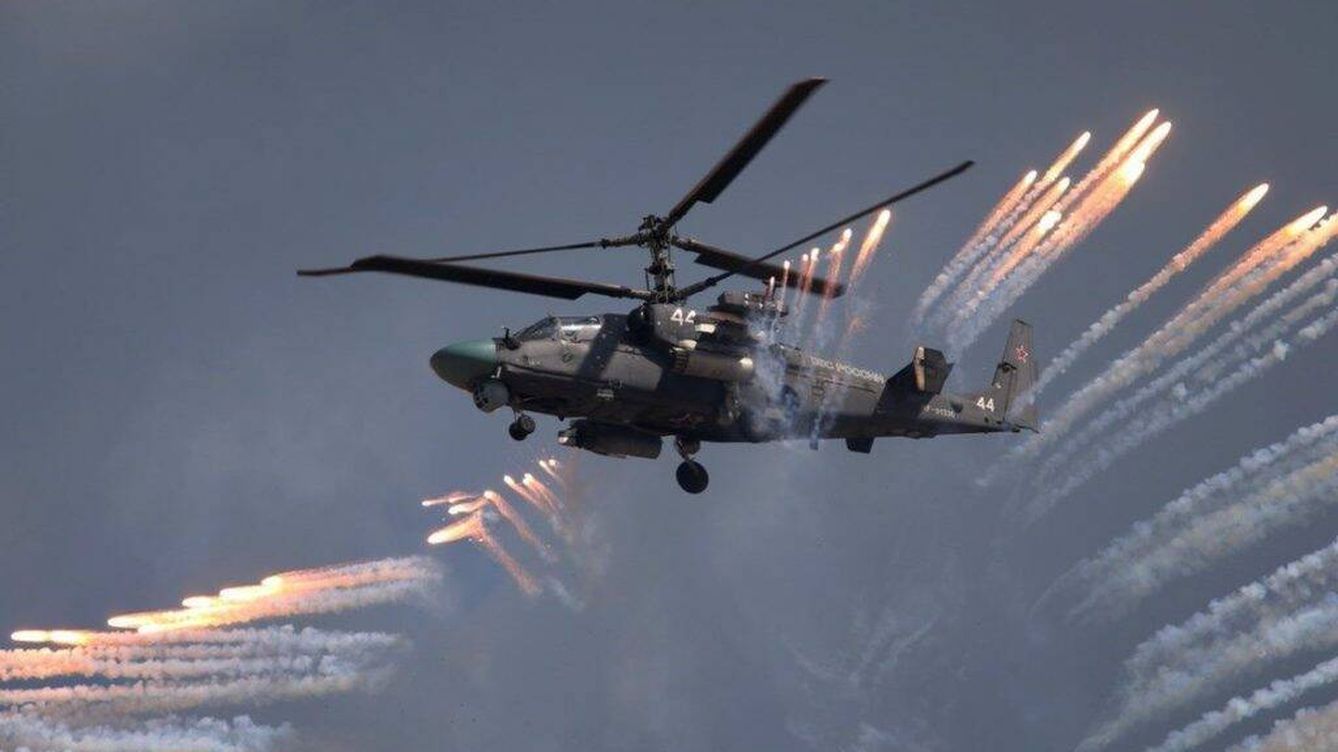 Foto: Helicóptero ruso K-52M disparando bengalas.