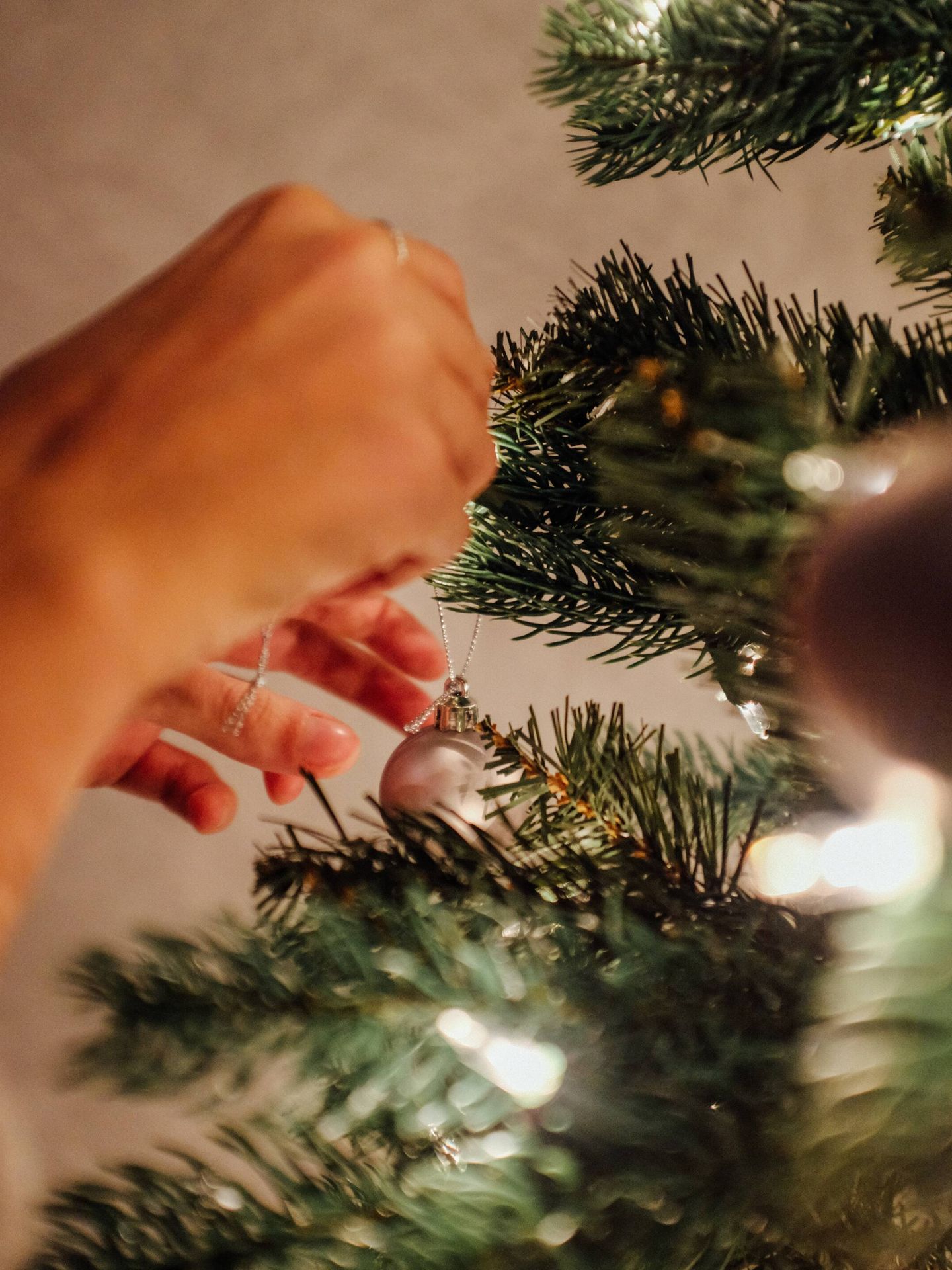 Consejos para quitar y ordenar los adornos de Navidad. (Unsplash/Charles Deluvio)