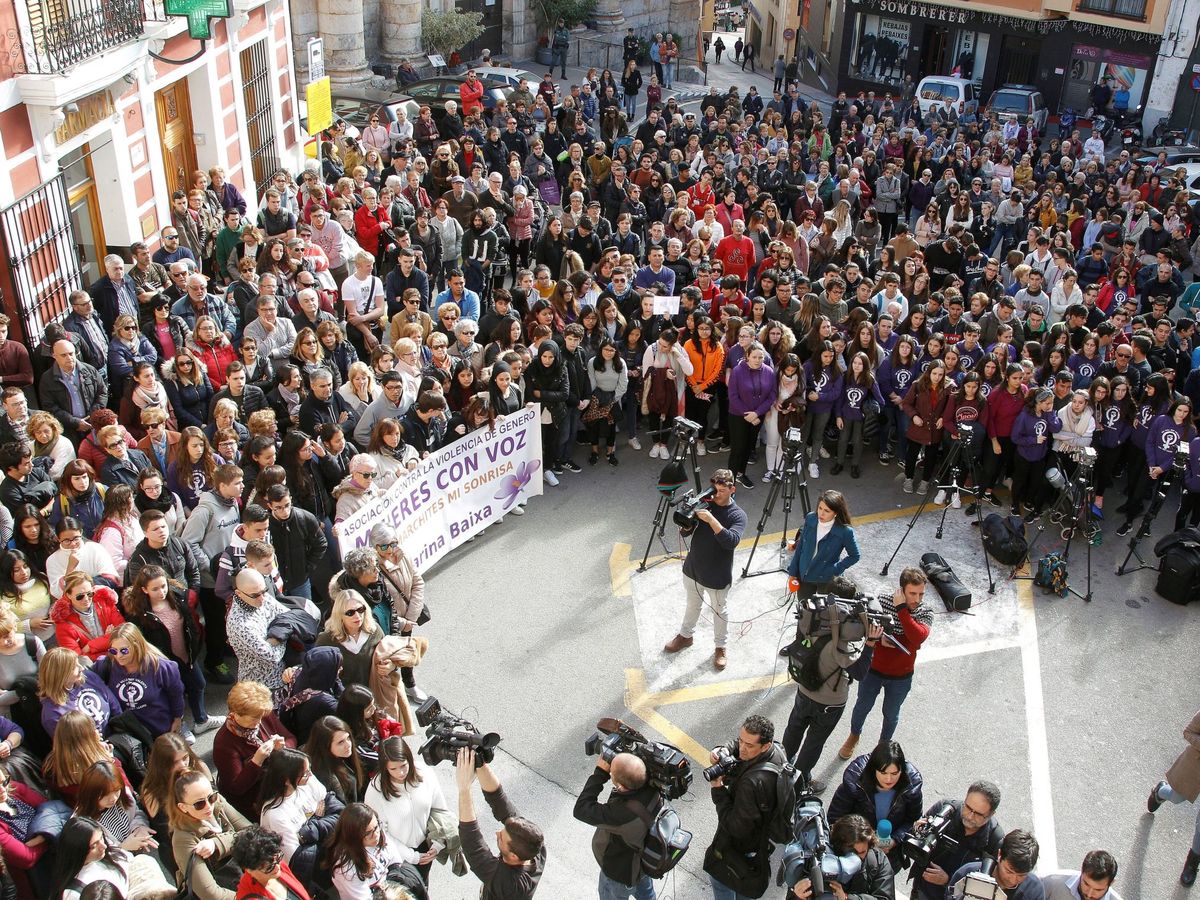 Foto: Los vecinos de Callosa d’En Sarrià (Alicante) en una concentración contra la presunta violación grupal. Foto: Efe