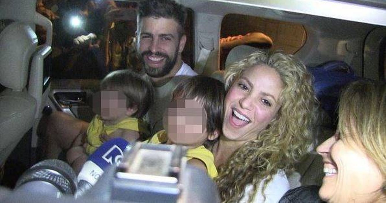 Shakira y su familia a la llegada al aeropuerto