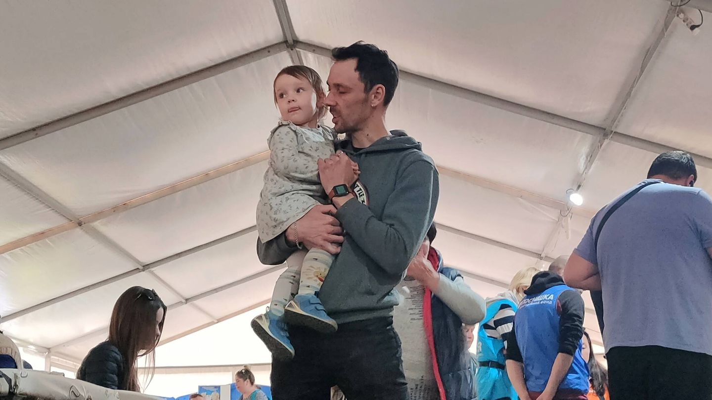 Un padre un su hija en el centro de evacuados de Zaporiyia. (KAP)