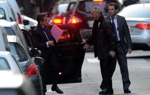 Sarkozy acude de madrugada al hospital para conocer a su hija