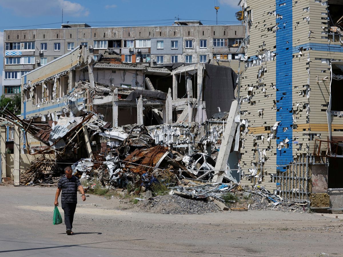 Foto: Un hombre camina por la devastada Mariupol el pasado mes de agosto (REUTERS Alexander Ermochenko) 