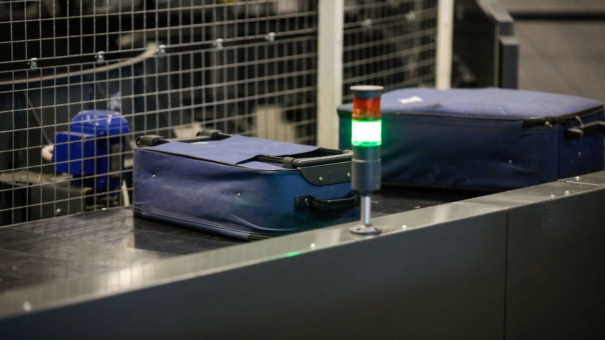 El asombroso vídeo viral que muestra cómo se colocan las maletas en la bodega del avión