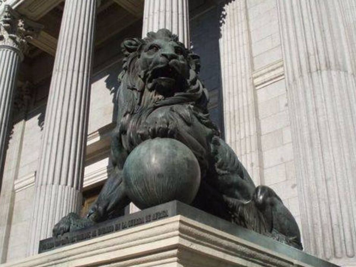 Foto: Estatua de uno de los leones del Congreso de los Diputados. (EFE)