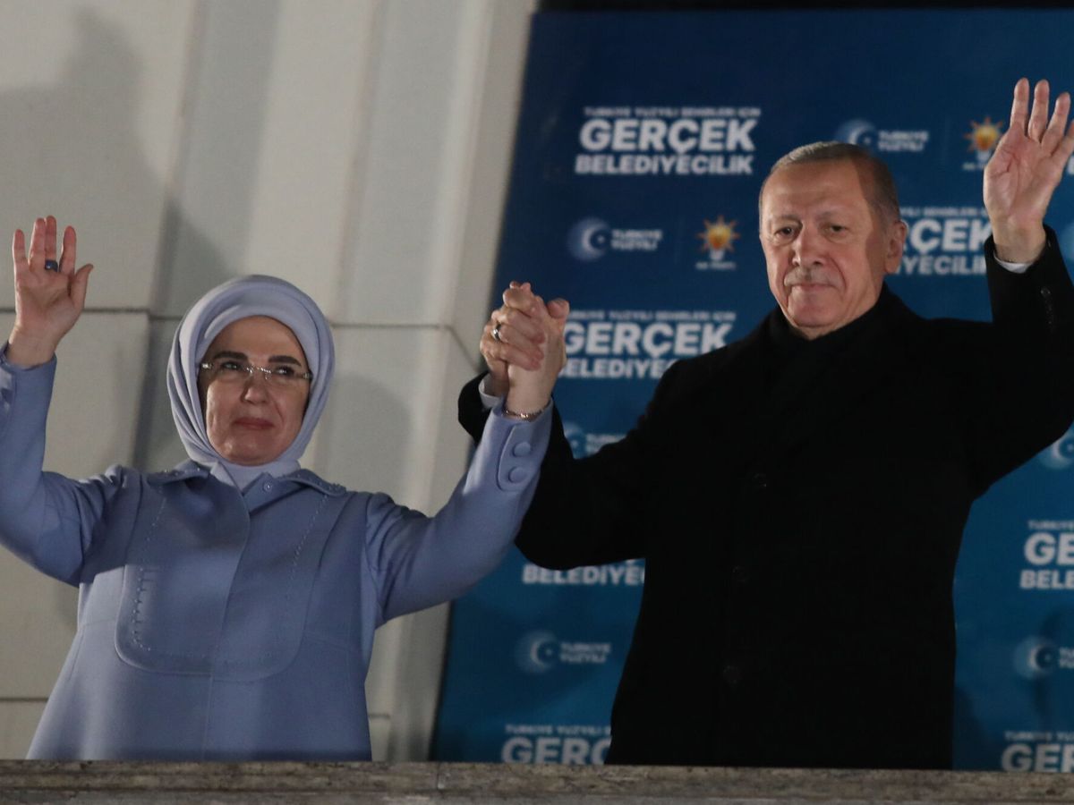 Foto: El presidente turco Recep Tayyip Erdogan (d) y su esposa Emine saludan a sus partidarios tras el cierre de las urnas en las elecciones locales en Ankara. (EFE/Necati Savas)