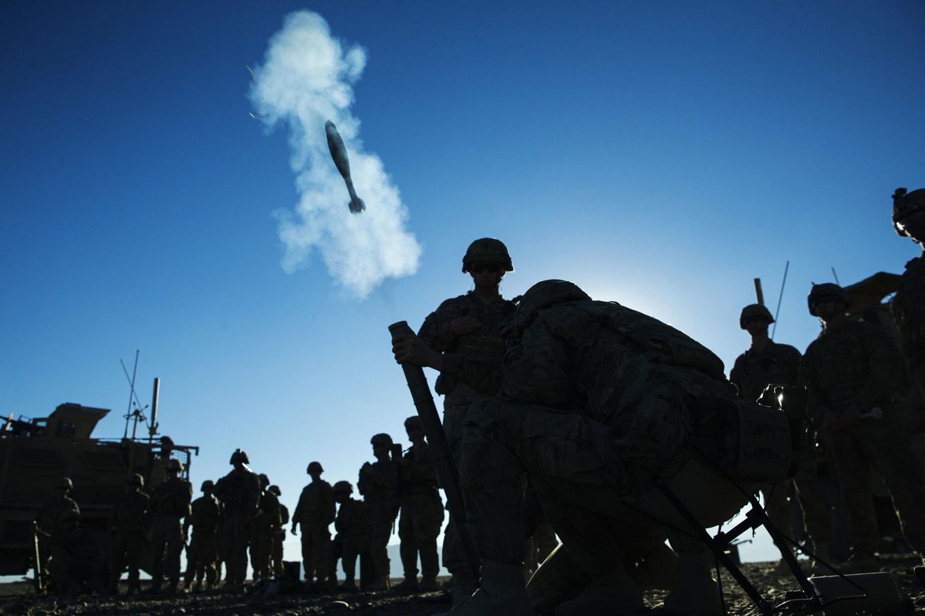 Soldados estadounidenses de la compañía Dragon durante un ejercicio con morteros en la base Gamberi. (Reuters)
