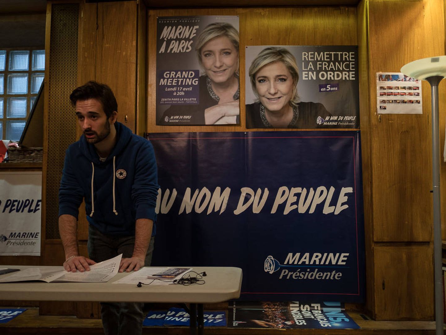 Davy Rodríguez, coordinador del FNJ en París, haciendo un repaso junto del programa de Marine Le Pen en las elecciones francesas con el resto de militantes en su 'cuartel' Forum. (E. Granados) 