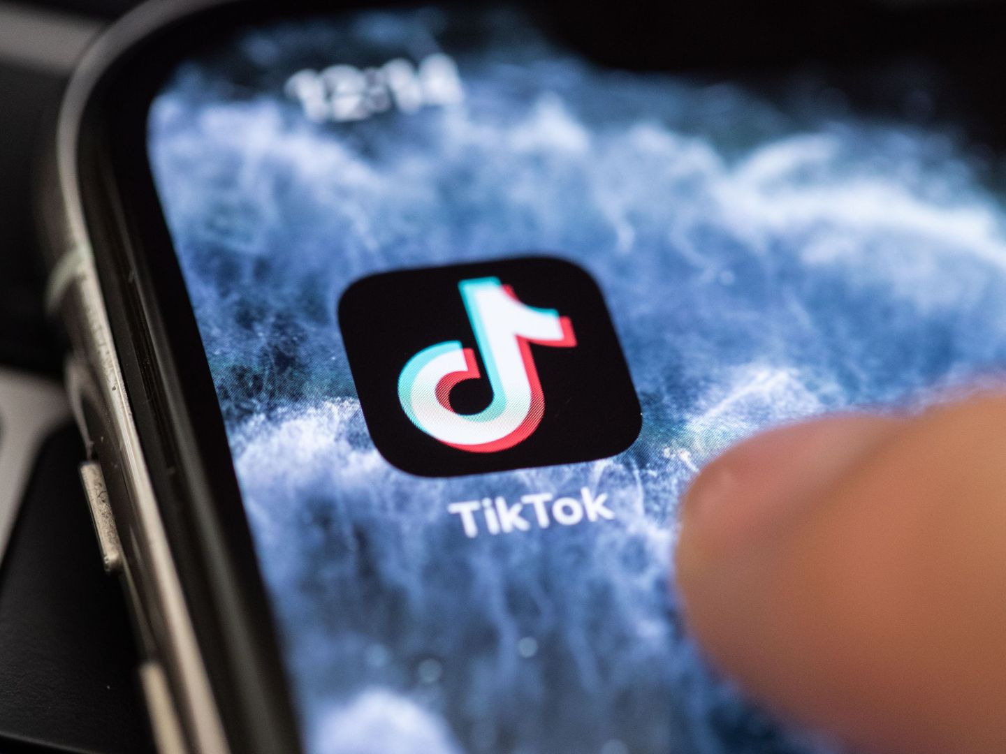 La 'app' de TikTok en el móvil de un usuario. (Reuters)
