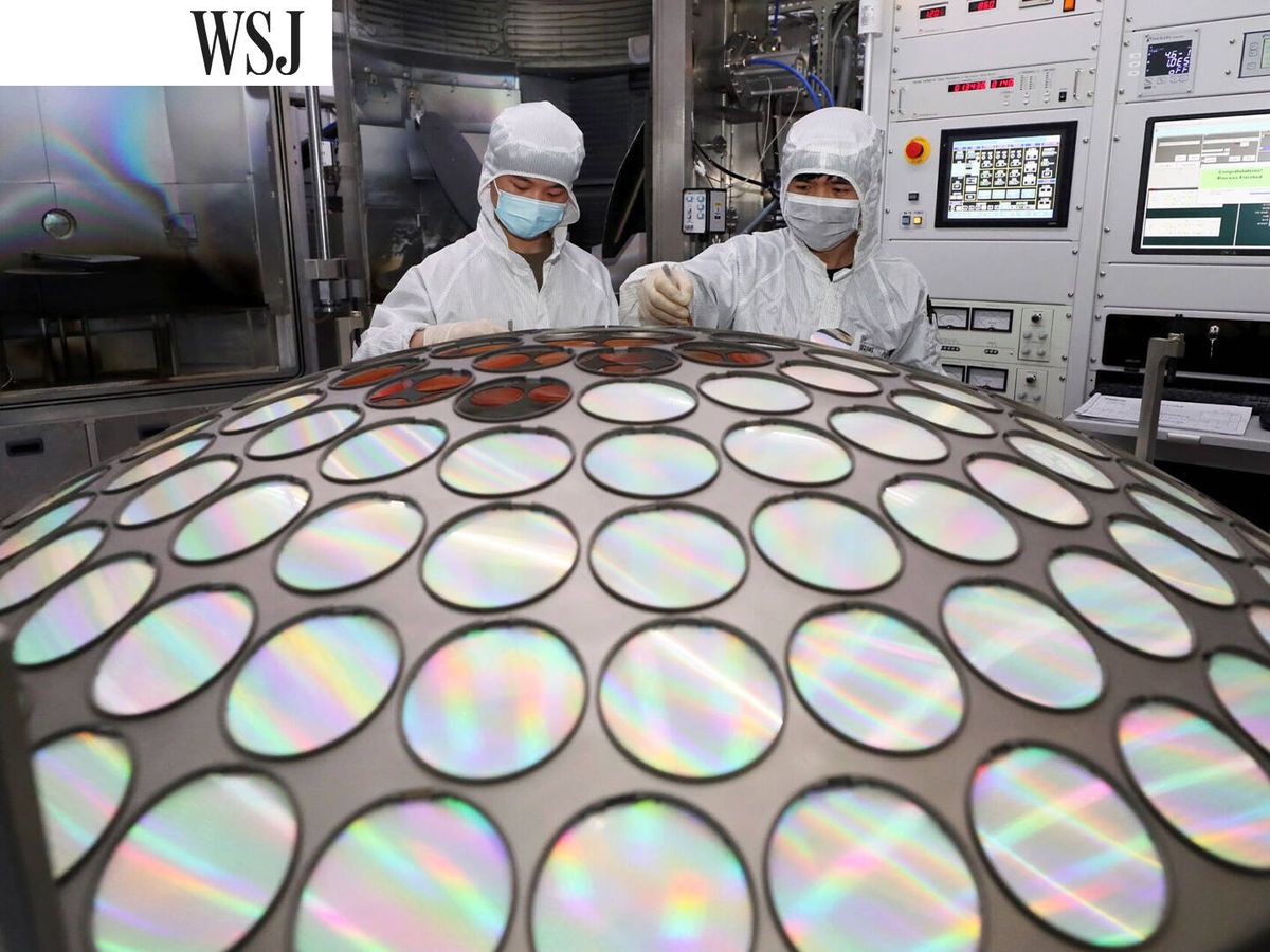 Foto: Trabajadores en una línea de producción de semiconductores de Jiangsu Azure Corp en Huai'an. (Reuters)