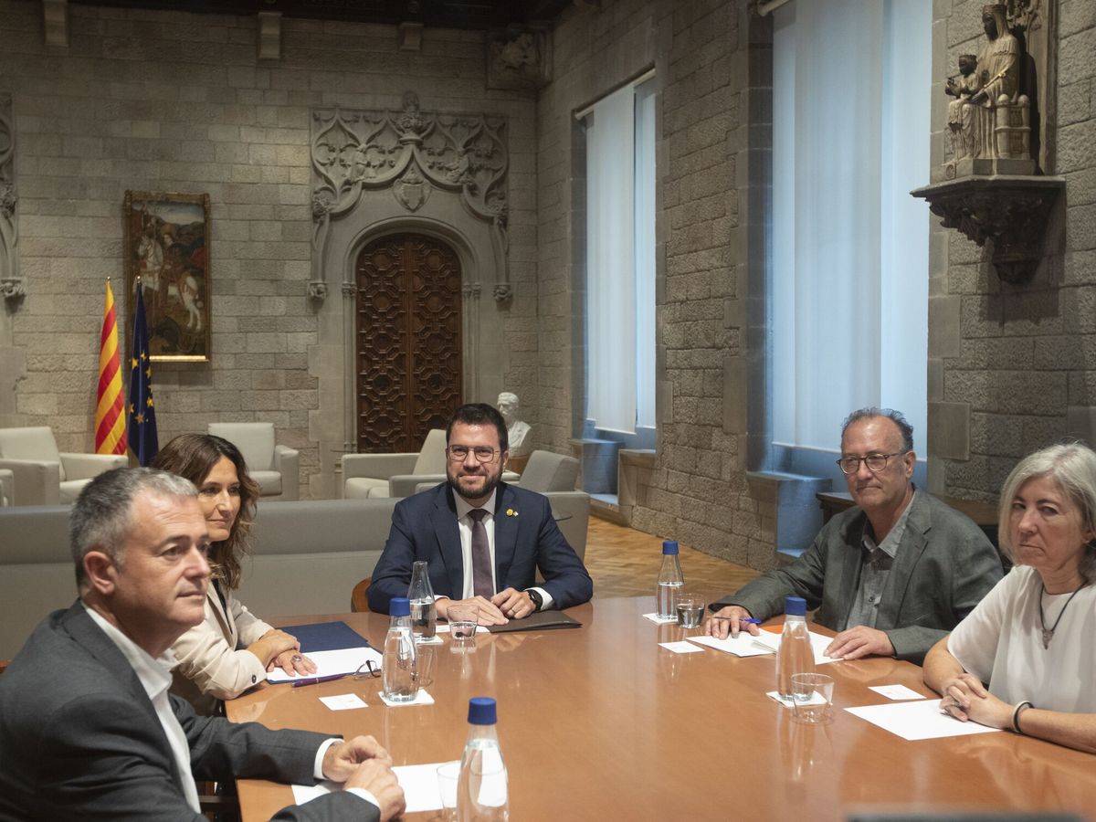 Foto: Reunión en septiembre del presidente de la Generalitat con los líderes de Òmnium Cultural, la Asamblea Nacional Catalana y la Asociación de Municipios por la Independencia. (EFE/Marta Pérez)