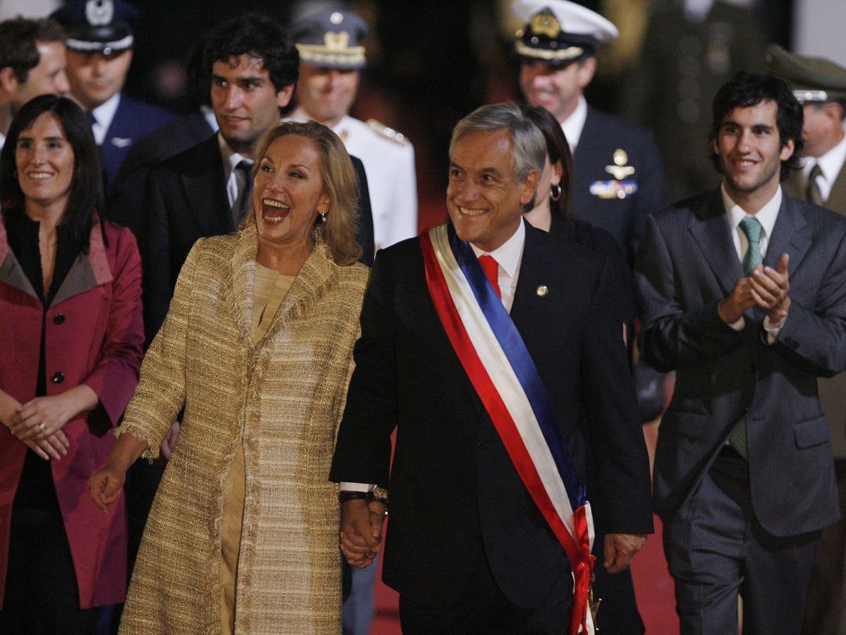 Foto: Sebastián Piñera y su mujer, Cecilia Morel. (EFE/Leo la Valle)  