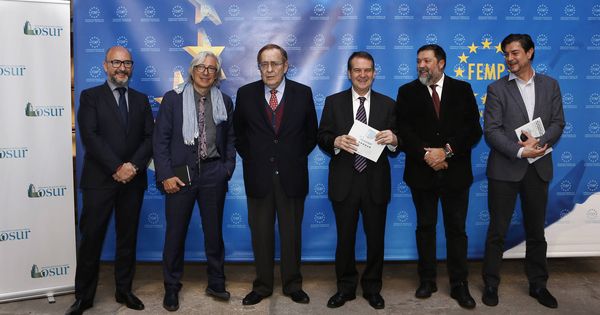 Foto: En la foto, Jesús Caldeiro (IPSOS), Ramiro Aurín (OSUR), Ramon Tamames (OSUR), Abel Caballero (FEMP), Francisco Caamaño (OSUR) y Juan Ávila (FEMP).